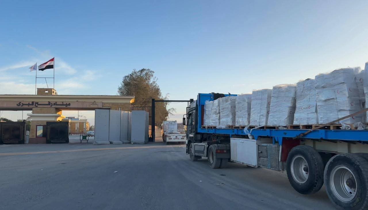 الهلال الأحمر المصري يطلق قافلة الـ95 بـ9 آلاف بطانية و53 ألف قطعة ملابس شتوية لدعم غزة 