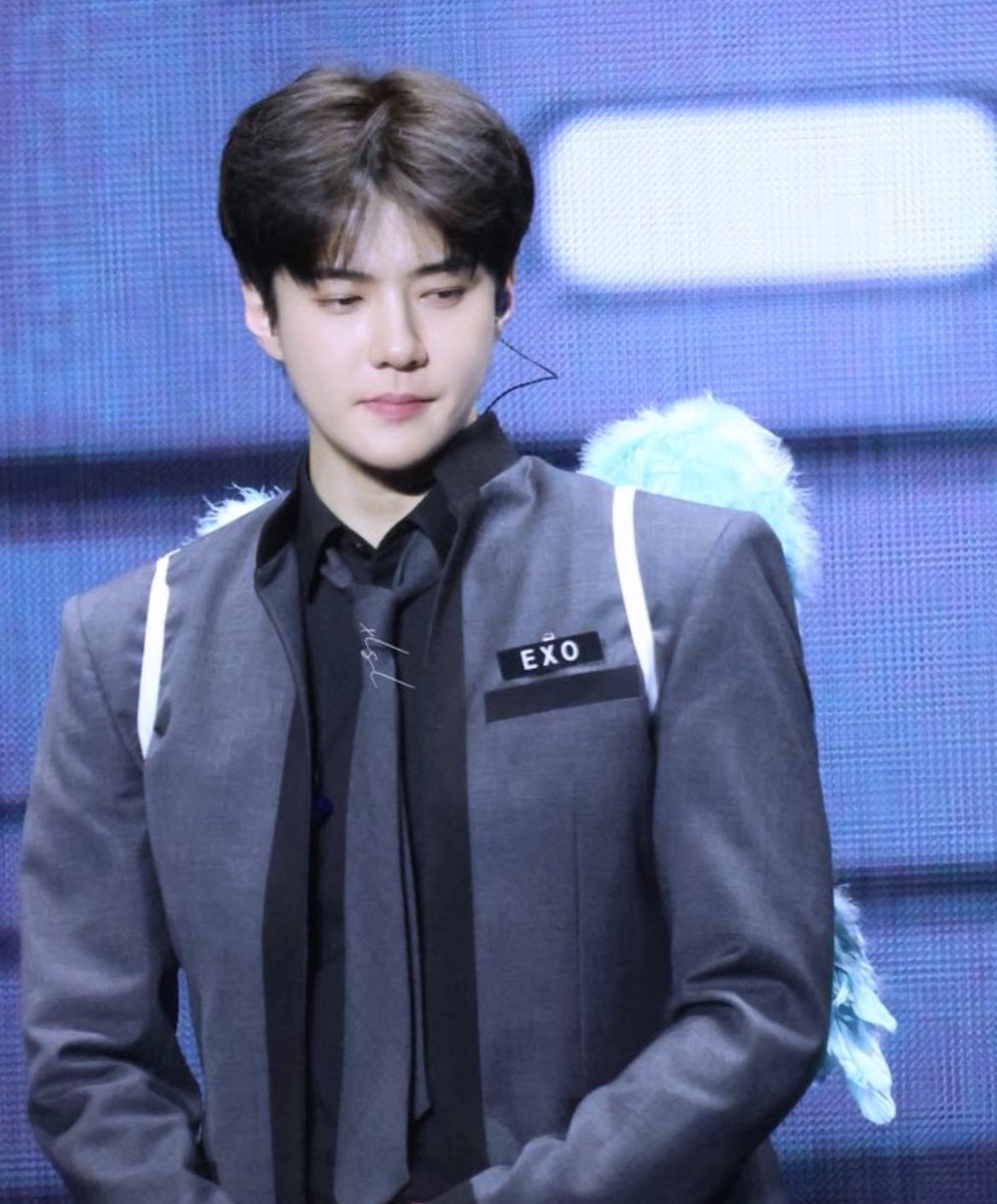 오세훈 진짜 개처미남
흑발 반깐머에 날개붙이시니 정말 천사세요,,,