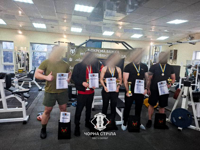 black_arrow_grp's tweet photo. Не тільки про війну.
Бійці нашого батальйону взяли участь у бригадних змаганнях із жиму лежачи та продемонстрували справжню силу, витривалість і характер.
Хлопці показали високий рівень підготовки й вибороли призові місця, довівши, що наш підрозділ сильний у всьому. https://t.co/fpZRpQEeJk