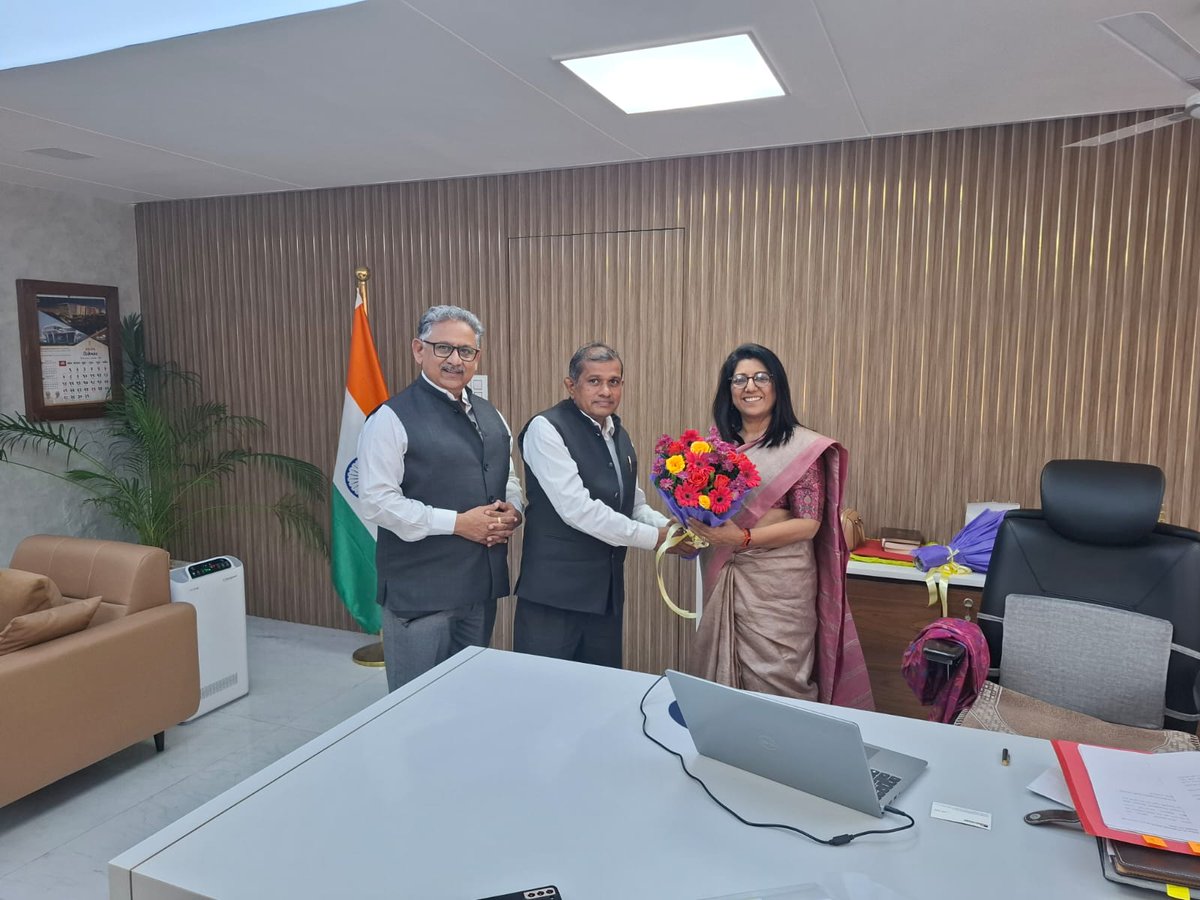IFFCO_GUJ's tweet photo. आज गुजरात राज्य के नए नियुक्त स्टेट मार्केटिंग मैनेजर, श्री आर सी डामोर साहब ने एसीएस, एग्रीकल्चर सेक्रेटरी, श्री अंजू शर्मा मैडम से मिलकर उन्हें बधाई दी और इफ्को गुजरात के काम के बारे में बताया.@Dileep_Sanghani @KiritkrJPatel @iffcoyogendra @IFFCO_PR https://t.co/JwJTLjsIYm