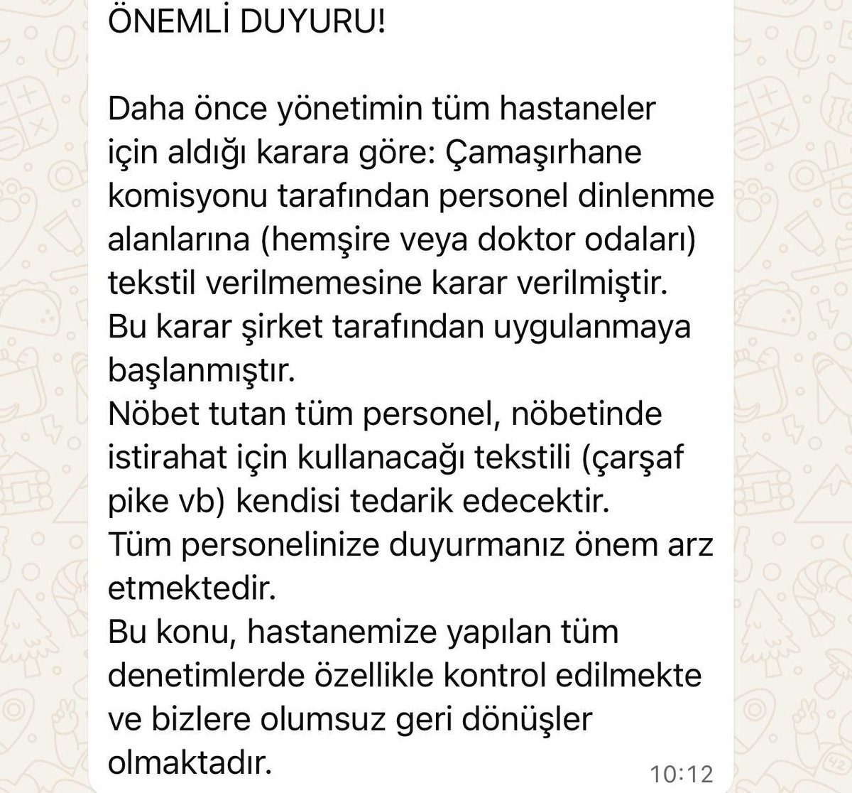 Pandemi sürecinde toplum tarafından balkonlardan alkışlanan hekimler, bugün gelinen noktada “nöbette dinlenecekseniz çarşafınızı ve yastığınızı kendiniz getirin” anlayışıyla karşı karşıya bırakılmaktadır. 

Bu durum, kabul edilemez olduğu gibi açıkça hukuka aykırıdır.