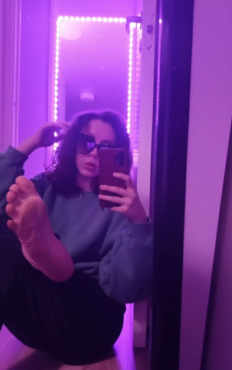 Queen's foot with slipper