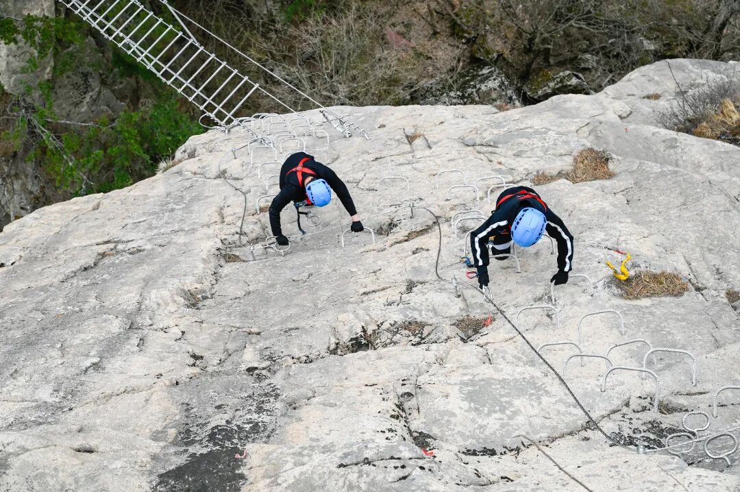 HenanPlus's tweet image. Ever dreamt of scaling walls and walking on #rooftops like the heroes in #JinYong’s #novels? 🏔️🦅
Step into Laojieling, ascend into the clouds, and stroll along the #ViaFerrata — where winter mountains offer a dual delight of hardcore challenge and serene relaxation.
#Adventure