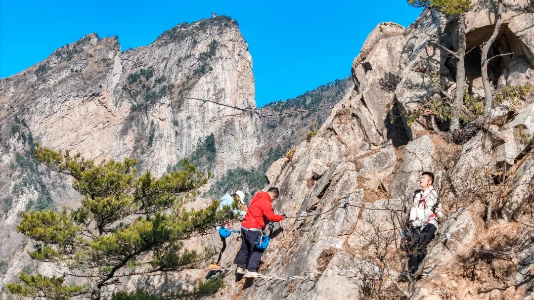 HenanPlus's tweet image. Ever dreamt of scaling walls and walking on #rooftops like the heroes in #JinYong’s #novels? 🏔️🦅
Step into Laojieling, ascend into the clouds, and stroll along the #ViaFerrata — where winter mountains offer a dual delight of hardcore challenge and serene relaxation.
#Adventure