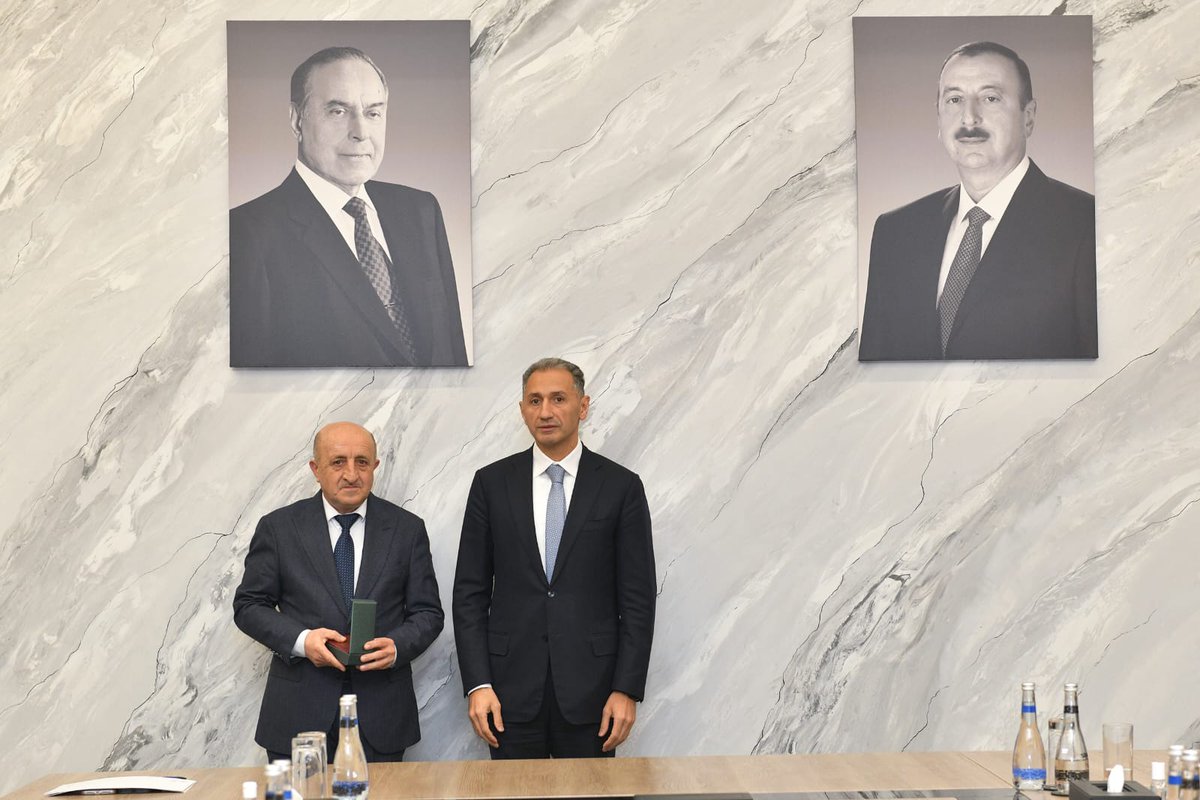 Prezident İlham Əliyevin sərəncamları ilə təltif olunan dəmir yolu nəqliyyatı və Bakı Metropoliteninin əməkdaşlarına dövlət mükafatlarını təqdim etdik.

Cənab Prezidentə sahə işçilərinə göstərdiyi diqqətə görə minnətdarlığımızı bildirir, təltifə layiq görülənlərin hər birini