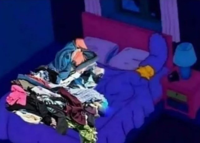 cuando t da un ataque de hiperactividad d madrugada y sacas toda la ropa para ordenar pero s te van las ganas así q no t queda otra q dormir así