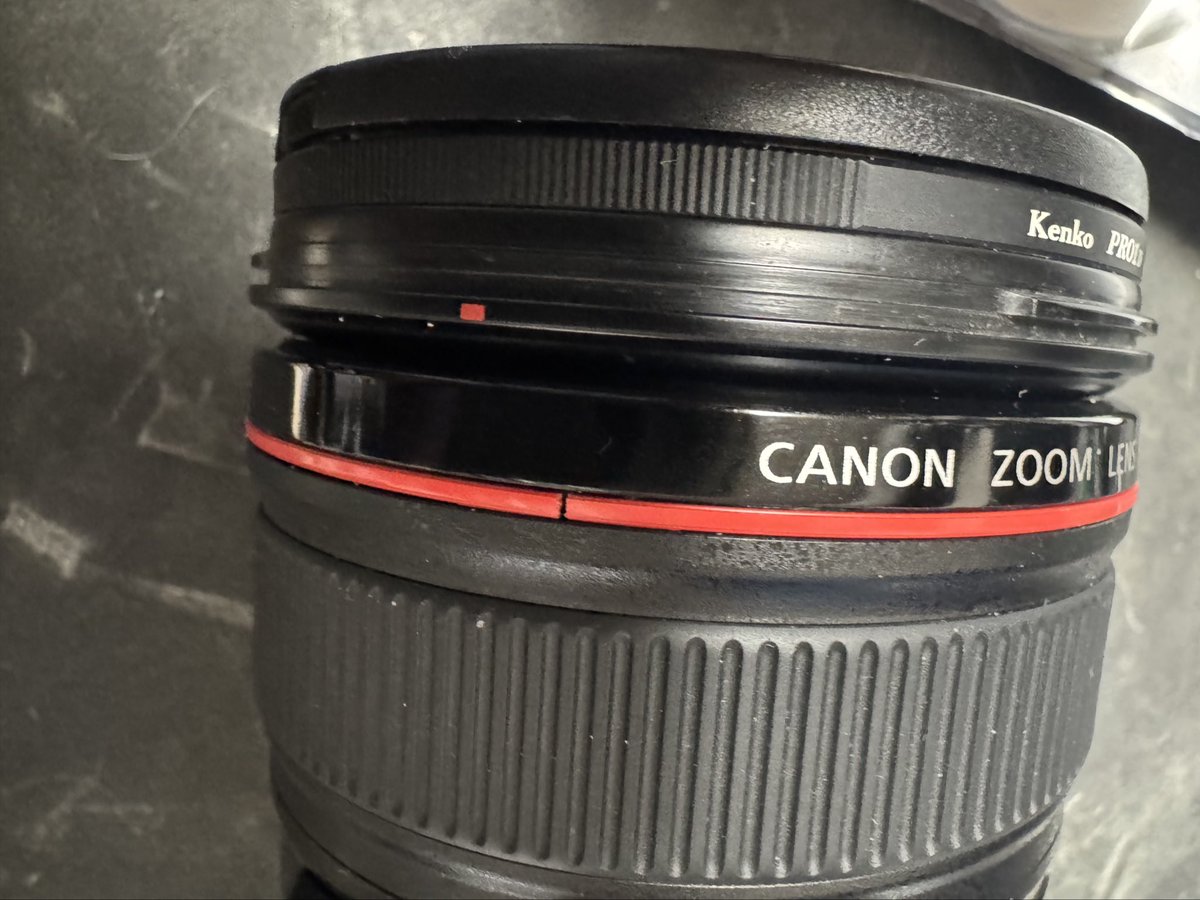 20年くらい前に買ったキヤノンのレンズ、初代EF24-105mm F4L。赤い