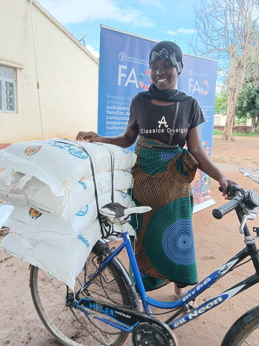 FAOMozambique's tweet photo. 26 seed multipliers in Marrupa, Cuamba & Mecanhelas received certified seeds and training kits on conservation agriculture & IPM 🌱🇯🇵
With Japan’s support, @FAO & the Gov. of Moz 🇲🇿 boost emergency agricultural recovery in Niassa.
#EmergencyResponse #SeedsOfResilience https://t.co/0AY4hSyyB4