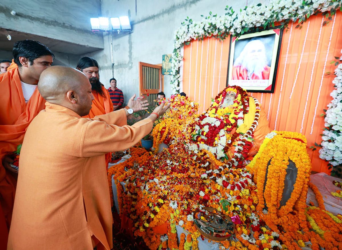 myogiadityanath's tweet photo. आज श्री अयोध्या धाम में पूर्व सांसद एवं वशिष्ठ आश्रम के पूज्य संत, ब्रह्मलीन डॉ. रामविलास वेदांती जी महाराज को श्रद्धांजलि अर्पित की।

'राम काज व राष्ट्र सेवा' हेतु समर्पित उनका संपूर्ण त्यागमय जीवन हम सभी के लिए सदैव स्मरणीय और प्रेरणाप्रद रहेगा। 

प्रभु श्री राम से प्रार्थना है कि पुण्यात्मा को अपने श्री चरणों में स्थान प्रदान करें।