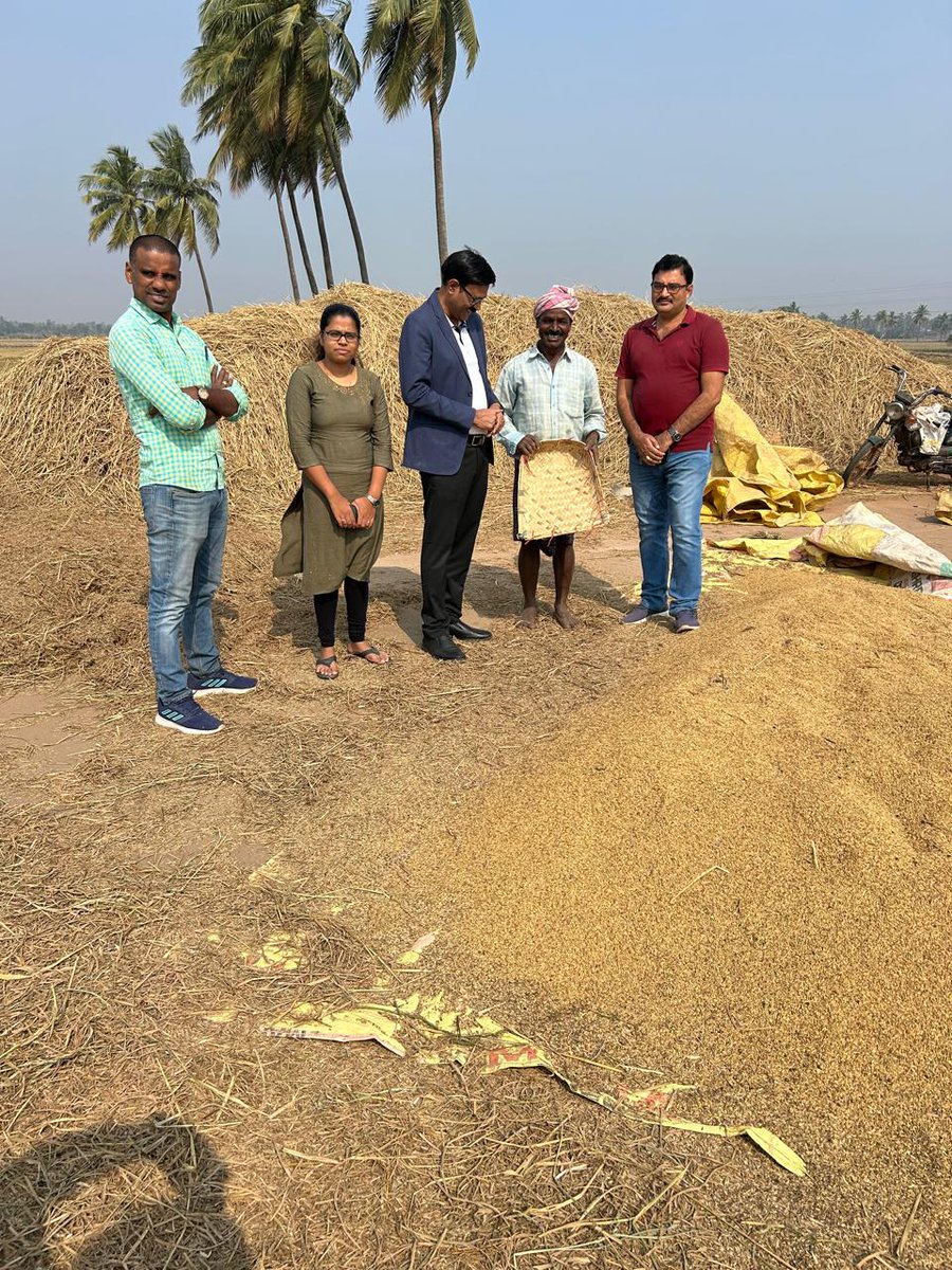 UttarandhraNow's tweet image. కాకినాడ లో రైతులతో ముచ్చటిస్తున్న భారత ఆహార సంస్త, జనరల్ మేనేజర్ విజయ్ కుమార్ యాదవ్ 
#Kakinada #FCI #vijaykumaryadav #AndhraPradesh #UANow