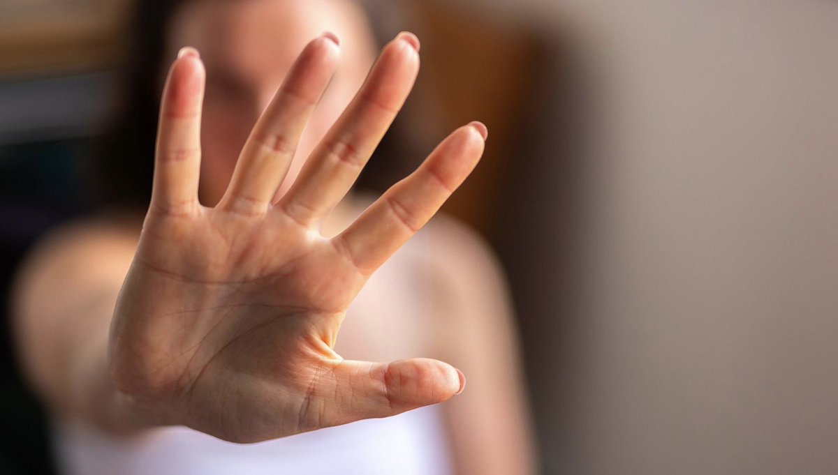 feminicidio's tweet photo. ➡️Más del 93% de las víctimas de violencia sexual en España son mujeres y menores de edad. 
➡️El mismo porcentaje, pero a la inversa, para los agresores: más del 93% de los detenidos son varones. 
➡️En 2024 se denunció un 4,68% más de delitos contra la libertad sexual, que han aumentado un 66% en seis años. 
➡️4 de cada 10 víctimas son menores, la mayor parte niñas.
Datos del último Informe del Ministerio del Interior.
#BastaYa #ViolenciaSexual
https://t.co/mNHZeMEgS5