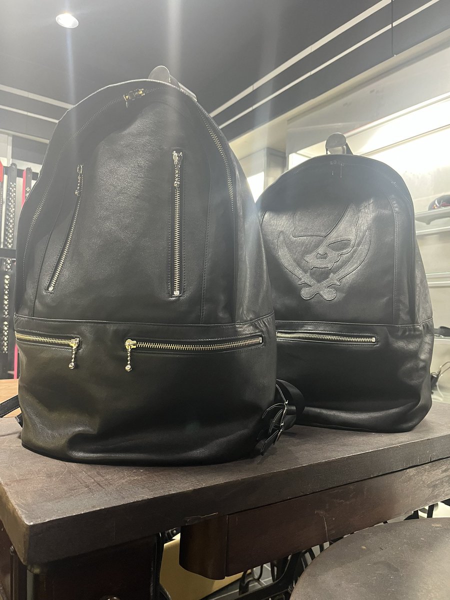 MODERNPIRATES14's tweet photo. レザージャケットをイメージしてデザインしたバックパックModern Pirates Skullを本革レザーでデザインしたバックパックが発売されています。

一から製作したこだわりのバックパックとなっています。

https://t.co/m8vdZ81qFD

Modern Pirates Staff Nog

#ModernPirates #モダンパイレーツ https://t.co/z4FDzGInA1