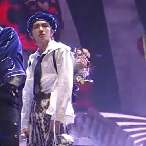 운학이 데뷔초에 유독혼자 가방메고한 무대많은거 존귀통옴 씨브앜ㅋㅋㅋㅋ 막내의특권같고 혼자 달랑달랑대면서 엄청열심히 춤추는거 사랑스러워