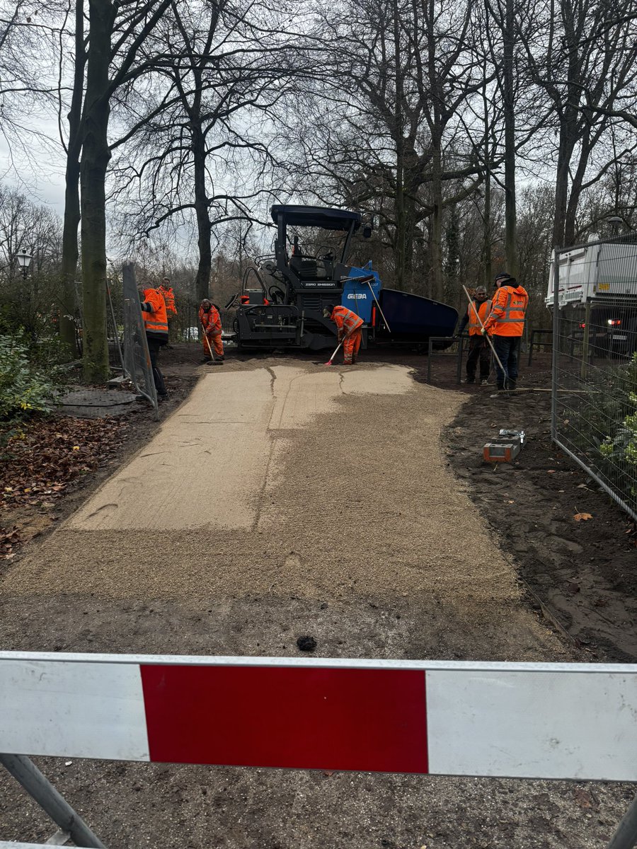 ChefLittleC1's tweet image. Gestart met nieuwe halfverharding in Het Park in #Rotterdam! #droomendaad
