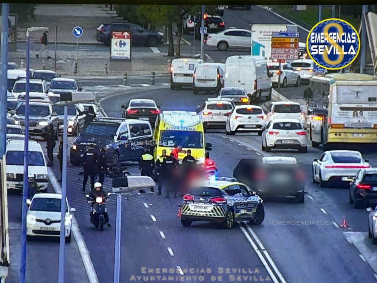 EmergenciasSev's tweet image. 🔴Desvíos de tráfico en Puente Cristo de la Expiración, sentido entrada a la ciudad, como consecuencia de un siniestro vial por colisión entre un turismo y una motocicleta ocurrido sobre las 09:05 h.
#CES061 confirma que el motorista (53) ha fallecido como consecuencia de las…