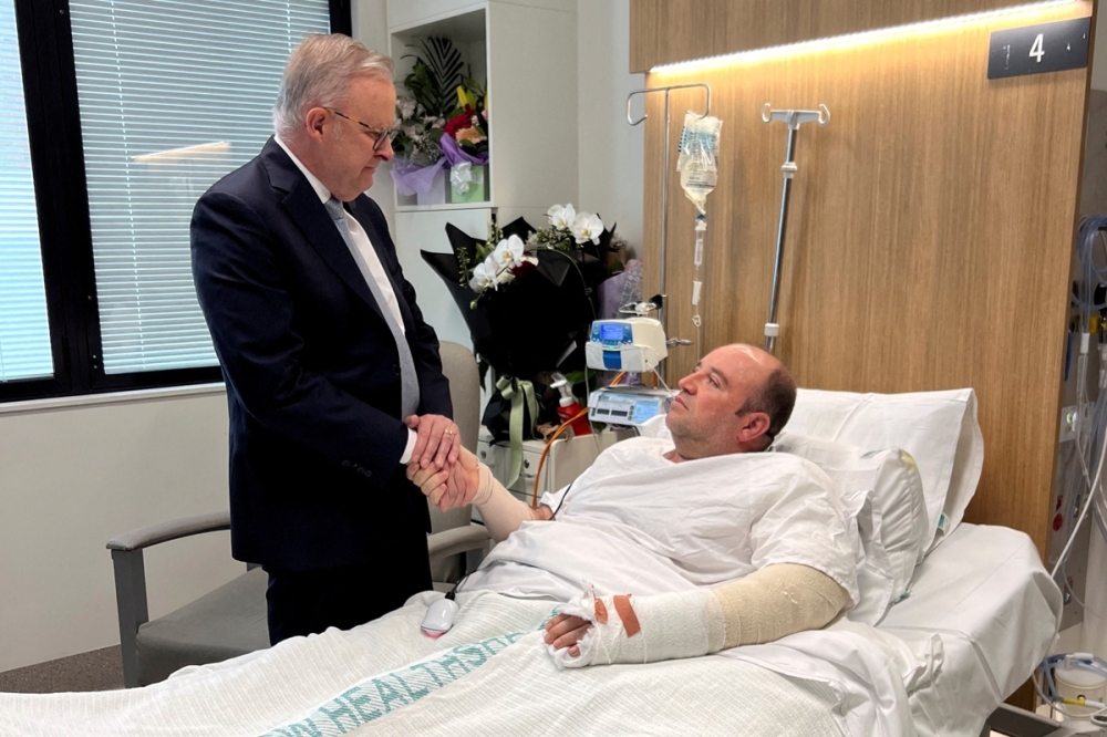 رئيس وزراء أستراليا يزور الأحمد ويصفه بـ«بطل أسترالي حقيقي» 