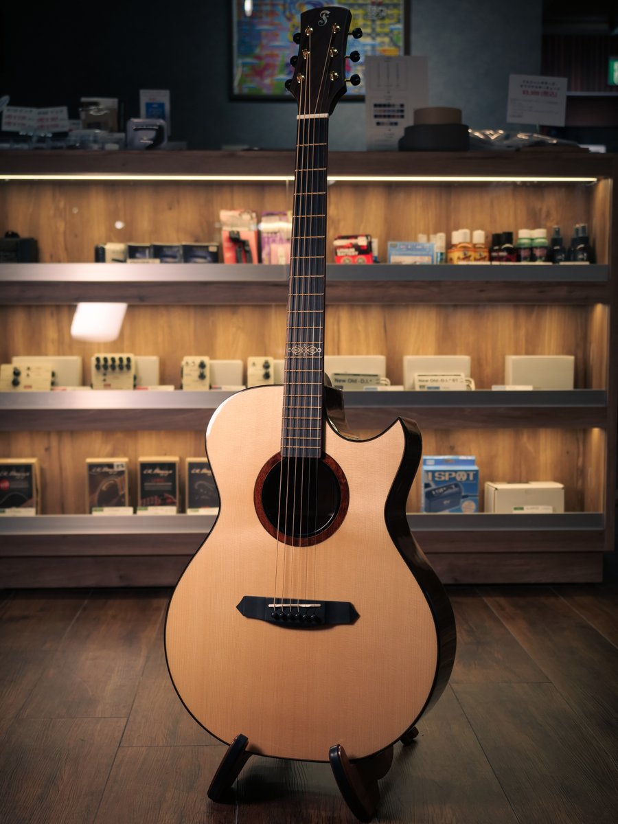 【福岡店】Fonzo Guitar:V301S SJ FC

本器は、ALL SOLID HANDMADEシリーズ、ギタリスト松井祐貴も使用するプレミアムスモールジャンボモデル、V301S SJ FC。

トップ：イングルマンスプルース
サイド＆バック：サントスローズウッド
ネック：1ピースマホガニー (アジャスタブルロッド)
指板：エボニー