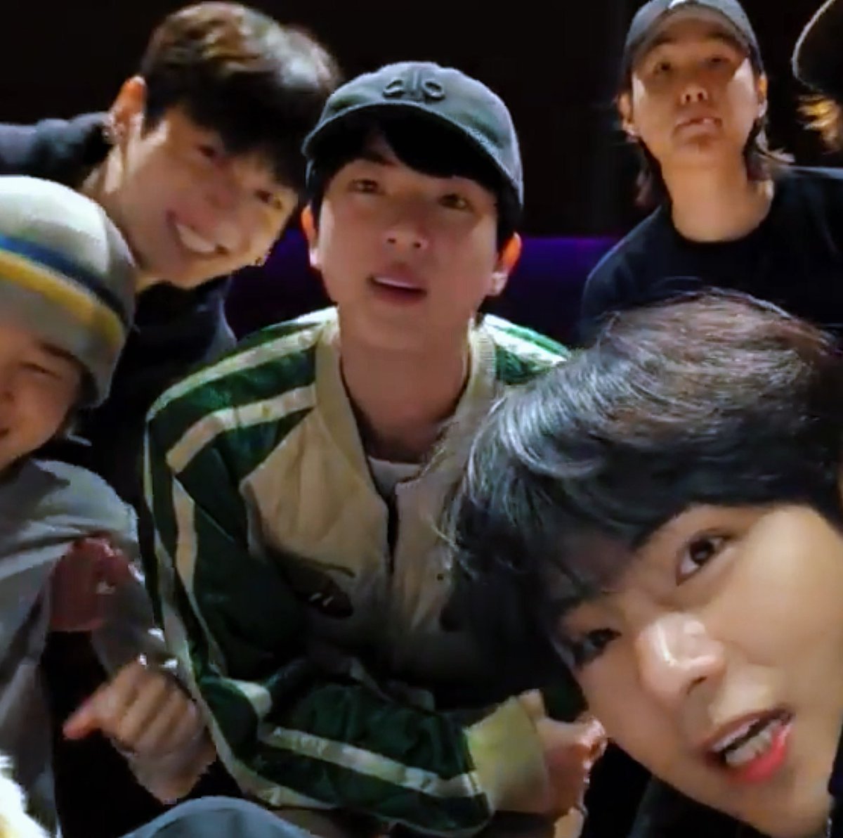 Seokjin save me⁷ ⦿☰☲ ARIRANG 💿 tweet media