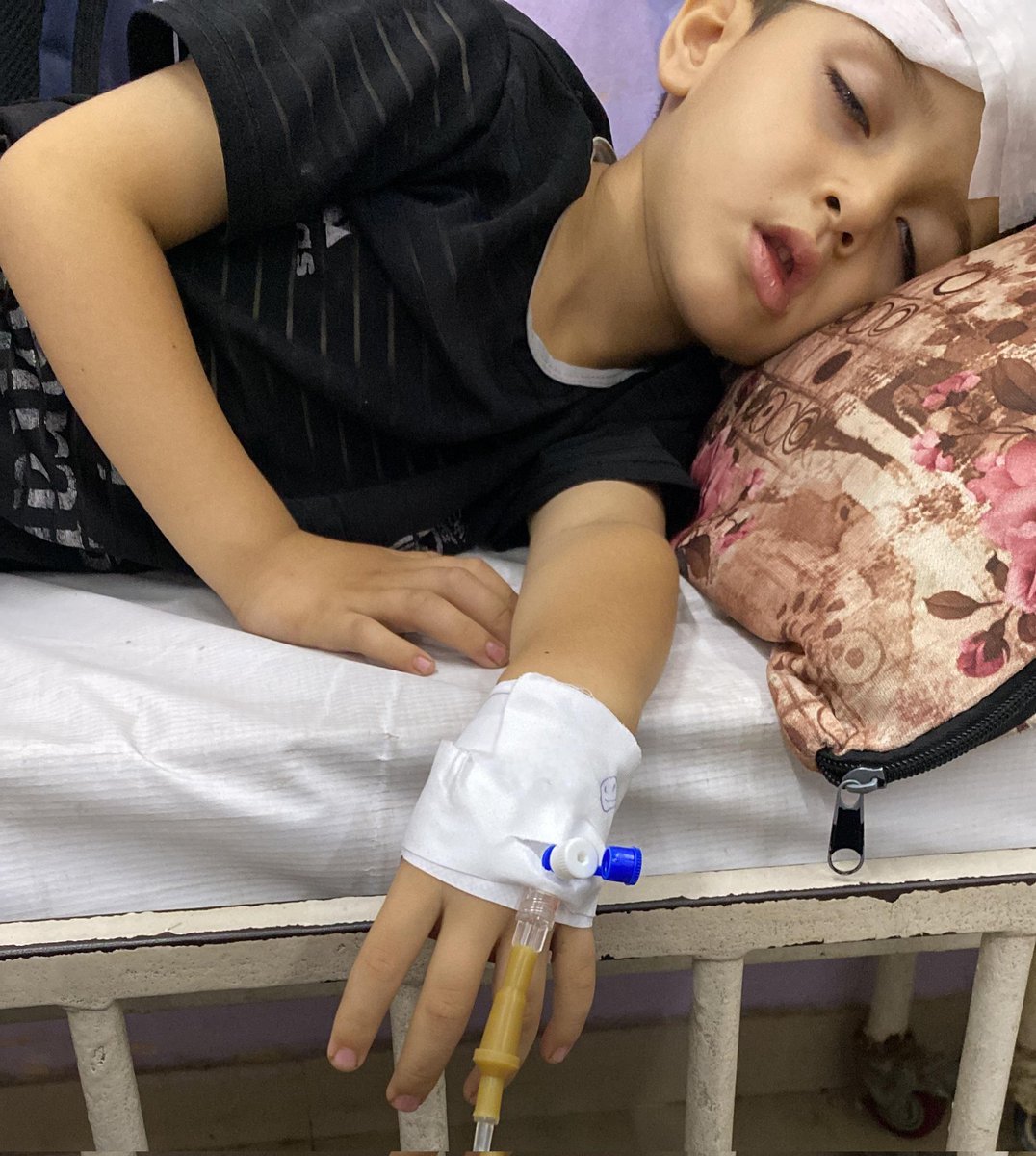 Rozana_0l's tweet image. Unfortunately, I will die 💔

telling you with a broken heart. I have been diagnosed with malnutrition due to lack of food. My body is gradually collapsing. Yes, I am hungry and I cannot buy food

If you’re scrolling, PLEASE leave a dot . it's just a dot.

gofund.me/4b903cc2