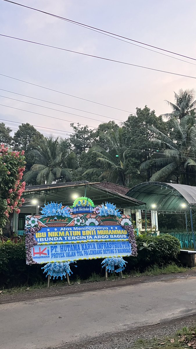 bangjargoo's tweet photo. makasii yaa buk, sudah merawat dan membesarkan ketiga anakmu dengan sangat baik, dengan segala lebih dan kurangnya, baik dan buruknya, perkataan dan perbuatan anak-anakmu yang sekarang sudah beranjak dewasa🤍semoga ibuk bangga ya buk, sampai jumpa lagi di lain waktu 😇 https://t.co/sfILBo9hCq