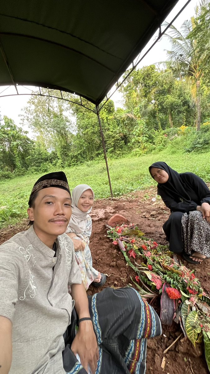 bangjargoo's tweet photo. makasii yaa buk, sudah merawat dan membesarkan ketiga anakmu dengan sangat baik, dengan segala lebih dan kurangnya, baik dan buruknya, perkataan dan perbuatan anak-anakmu yang sekarang sudah beranjak dewasa🤍semoga ibuk bangga ya buk, sampai jumpa lagi di lain waktu 😇 https://t.co/sfILBo9hCq