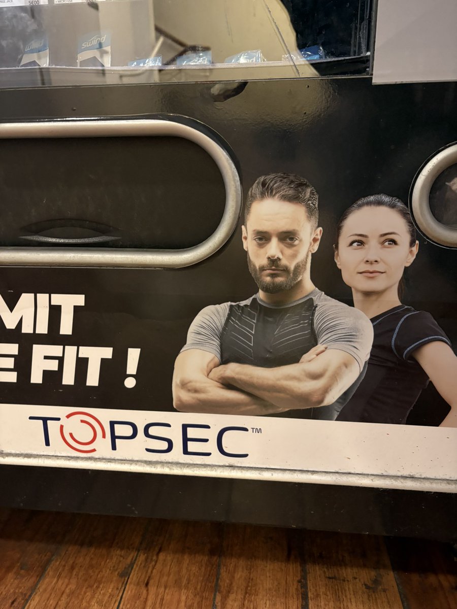 MaxLdr's tweet image. Le distributeur de boissons à la salle m’a demandé si je connaissais la Toutou perm’