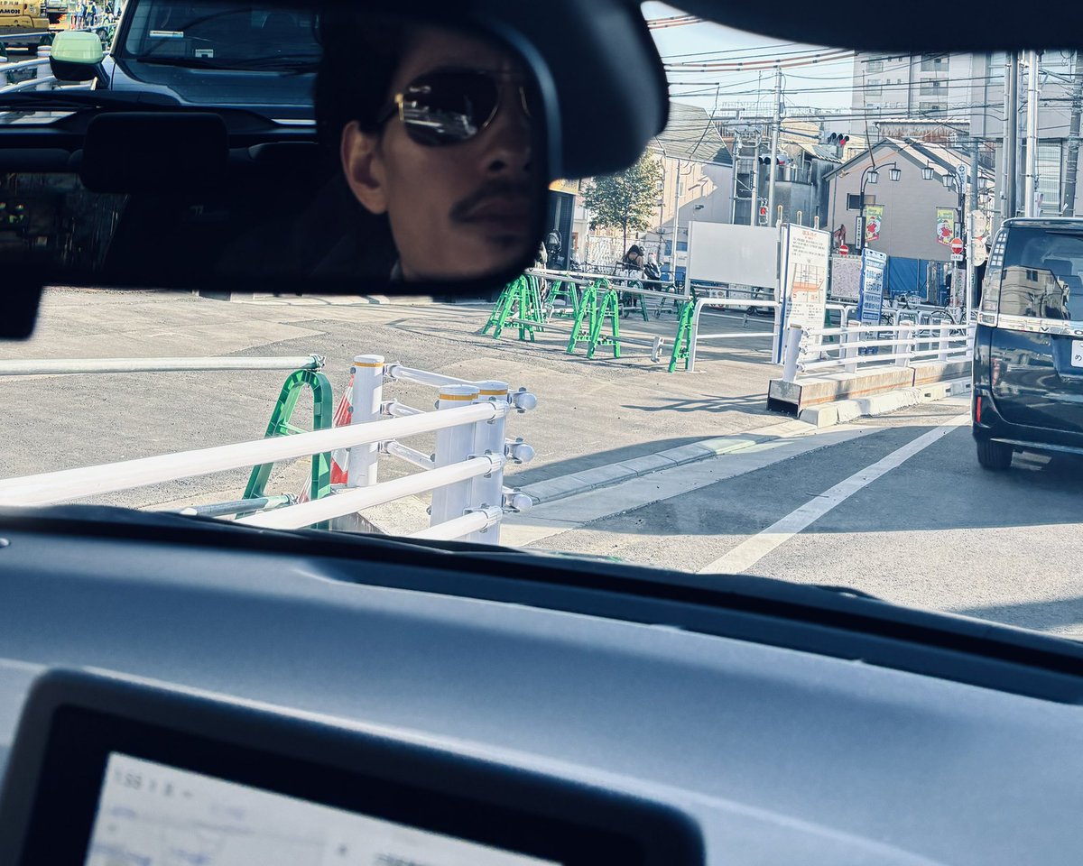 俺が初心者マークつけたカーシェアのコンパクトカー乗り回してんのめちゃくちゃキュートだろ。