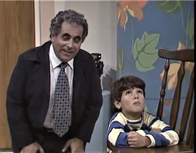 "אלוהים, אני מבקש שתעשה שלסבא נחמן לא תכאב הרגל, ושיבוא להדליק איתי נרות חנוכה. בבקשה אלוהים, עשה שסבא שלי יבוא, אפילו בלי דמי חנוכה, רק שיבוא, אני כל כך אוהב אותו...ונשיר יחד שירי חנוכה".

היום בערב נדליק ביחד נר שלישי של חנוכה, וזה זמן טוב להיזכר באברמל'ה מור, שהלך עולמו לפני