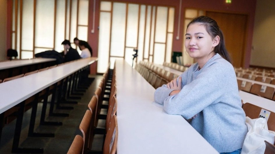 بحريننا| أفغانية تبلغ 12 عاماً تبدأ دراسة الاقتصاد في جامعة بون الألمانية 