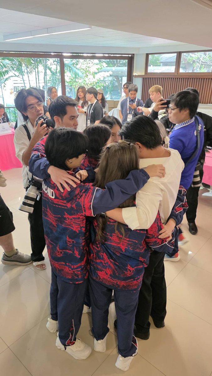 haveagooddayyy0's tweet photo. ภาพนี้กุมีน้ำตา อยากบอกพวกแกว่าพวกแกทำเต็มที่สุดแล้ว พวกแกไม่ใช่คนผิดอย่าโทษตัวเองกันเลย พวกแก5คน โคด้า พี่แอล พี่โม น้องวิ ยัยมุกเก่งกันมากแล้ว รวมถึงพี่ป้อมก็โคตรจะเก่ง ไม่มีใครคิดว่าเหตุการณ์แบบนี้จะเกิดขึ้น ส่วนคนที่ผิดพี่มาดูสิ่งที่พี่ทำดิมันทุเรศเกินคนไปแล้วโกหกตัวเองไม่พอโกหกทุกคน จิตใจพี่มันสกปรก ความฝันของเพื่อนหนูต้องพังเพราะพี่ พี่ทำไปทำไมวะ พี่ไม่รักเหยี่ยวหญิงพี่ก็รักสโมสรหน่อยเหอะต้องมาตาหน้าแบบนี้ 🤯🤯
#ทาลอนเก่งอะ