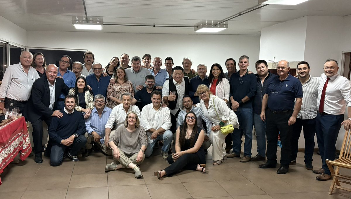 Ayer despedimos el año con la bancada y agrupación de gobierno de <a href="/_vamosuruguay/">Vamos Uruguay</a> ; tremendo equipo que tiene mucho para aportar en los años por venir ; Vamos corazones, arriba Uruguay!