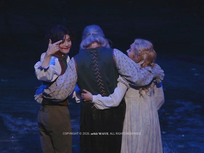 orbitw_'s tweet image. 2018 준면이 웃는남자 찐 막공💖

지쳐버리는 그날이오면 기억해.
아름다웠던 우릴.
#엑소 #수호 #웃는남자 #EXO #SUHO