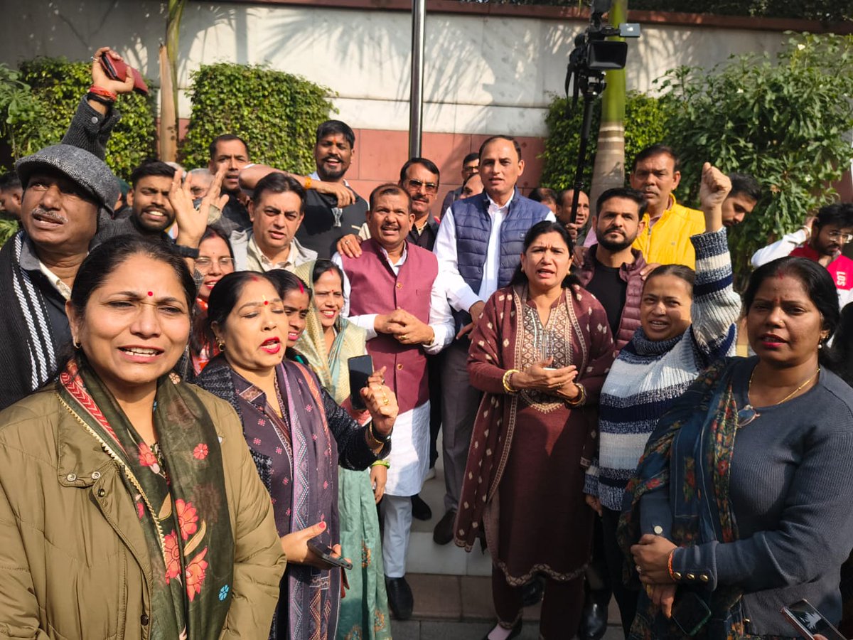 chanderpalbjp's tweet photo. आज भारतीय जानत पार्टी के राष्ट्रीय कार्यकारी अध्यक्ष के रूप में नियुक्ति के पश्चात प्रथम दिल्ली आगमन पर, आदरणीय श्री @NitinNabin जी का भाजपा राष्ट्रीय कार्यालय में सहृदय स्वागत एवं भव्य अभिनंदन किया गया। https://t.co/vFLWXVgccs
