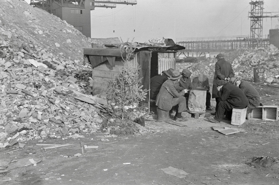 LRonLacy's tweet photo. In #December 1937
🧵👇
‘Unemployed workers in front of a shack with Christmas tree, East 12th Street, New York City’
December 1937
#FarmSecurityAdministration photographer Russell Lee (1903-1986) https://t.co/icfQ9H8o65