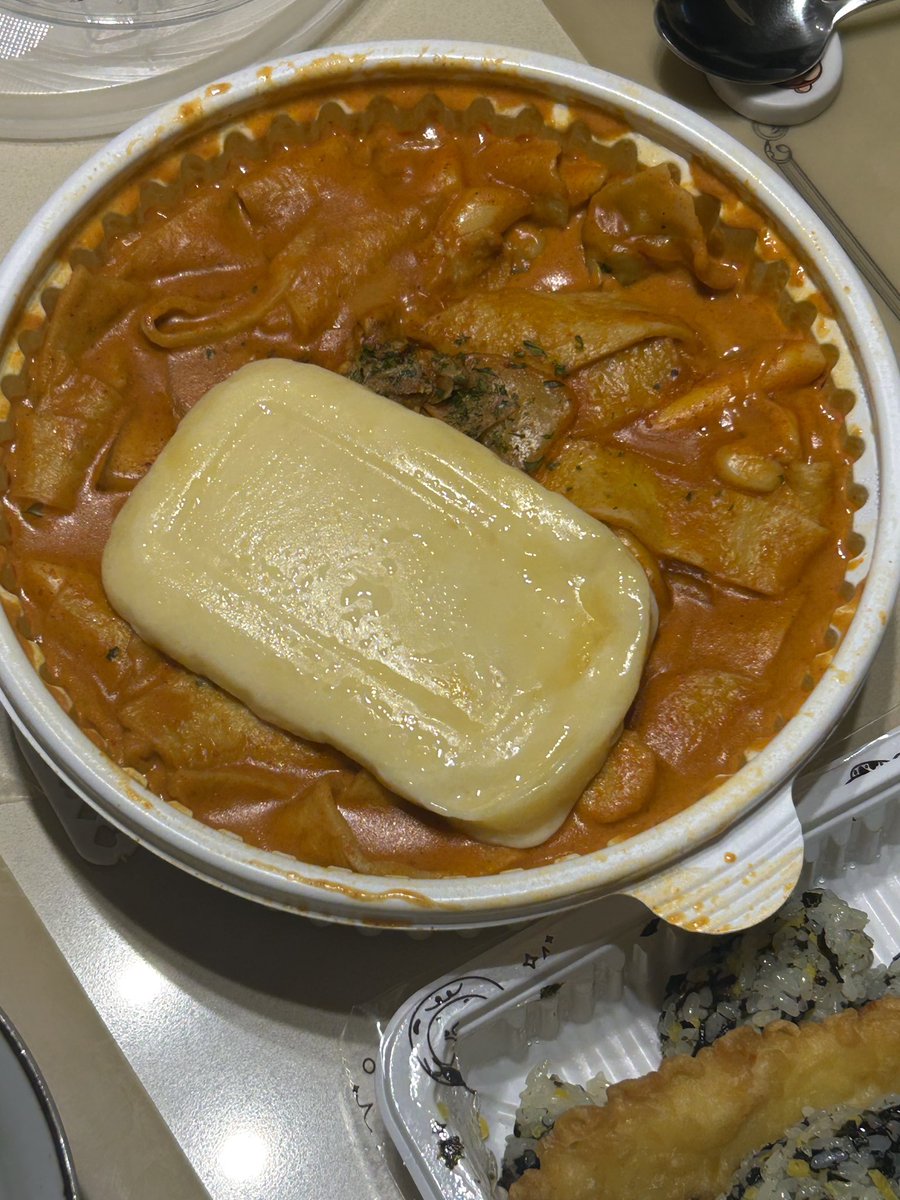 어제 새벽부터 땡겼던 섹시푸드 먹었어요
크림카레떡볶이 모두 드셔봤으면 좋겠다 ..