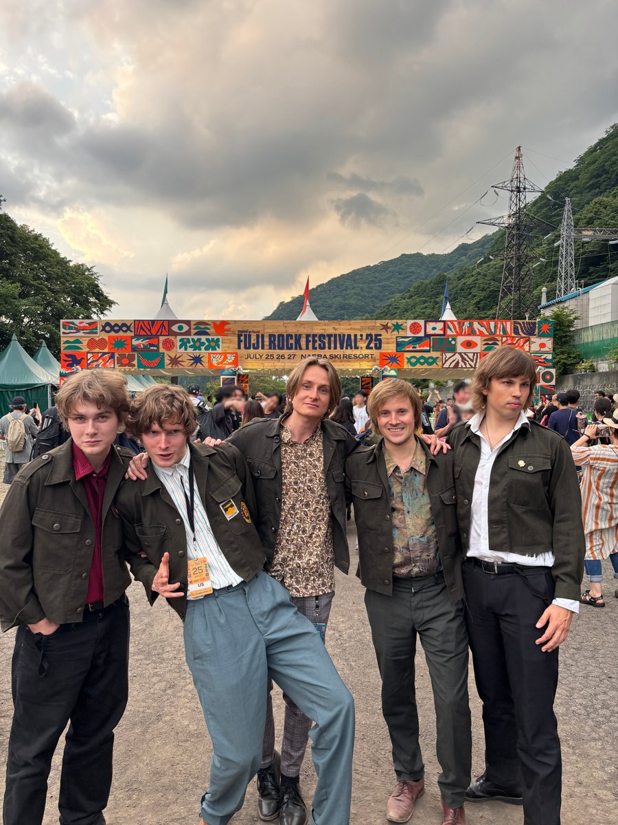 usbandjapan's tweet photo. アスの2025年を振り返る、貴重なオフショットをこれからたくさんお届けします‼️
第一弾は2025年フジロックからのお宝写真💁♀️
①ゲート前
②GREEN STAGEのトップバッターを務めた後
③セットリストを思い出して書いている
④セトリ
@usbandofficial
#usbandofficial #アス
#フジロック #fujirock https://t.co/WdpIPxcjVI