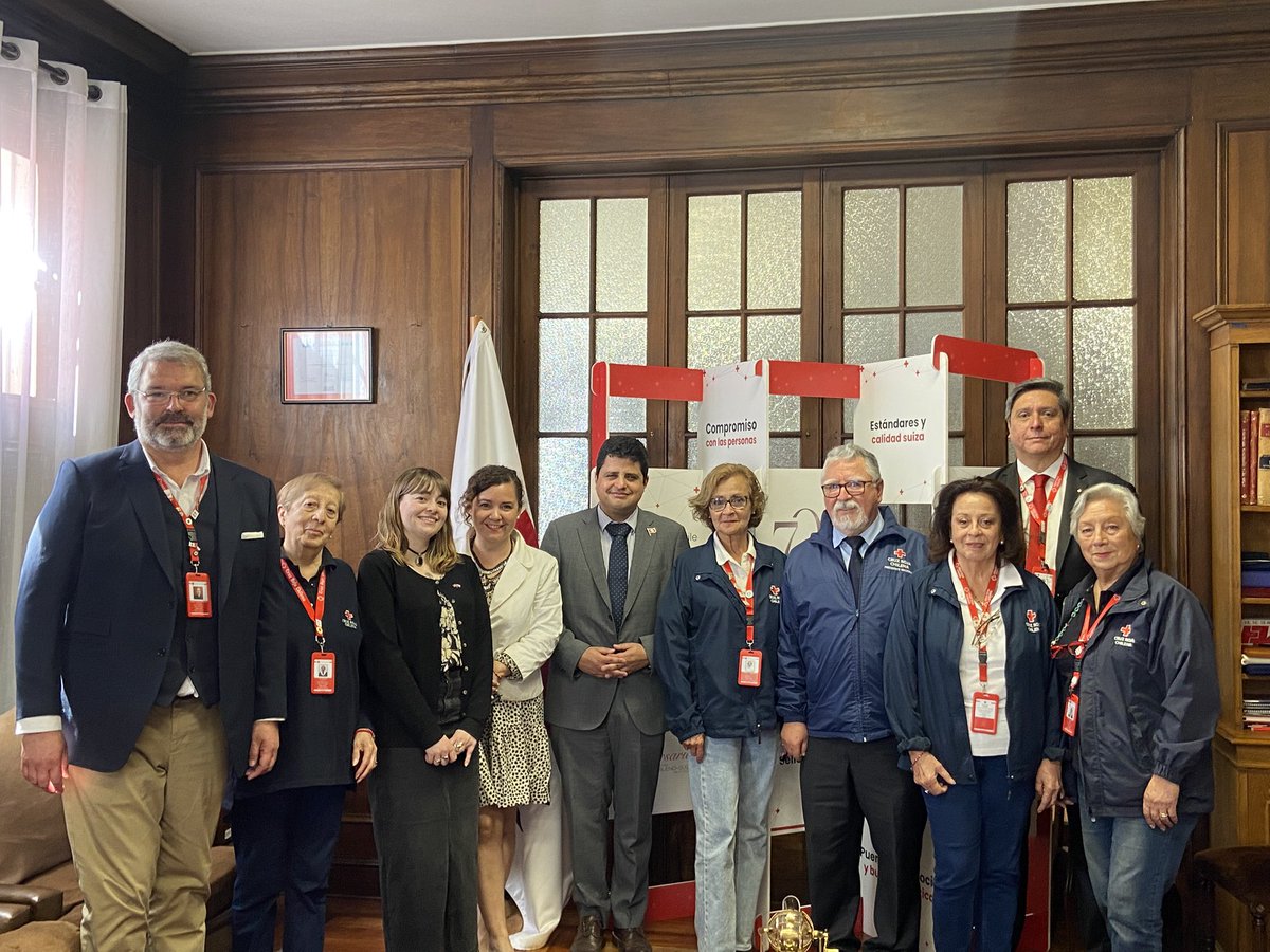 ChilenoSuiza's tweet photo. Vamos cerrando el año con la firma oficial de nuestro nuevo Socio Honorario: Cruz Roja Chilena, institución que en 2025 cumple 122 años de historia humanitaria en Chile.
Una alianza para impulsar acciones conjuntas con impacto social.

#CruzRojaChilena #AlianzasConPropósito https://t.co/sHubIGk4yr