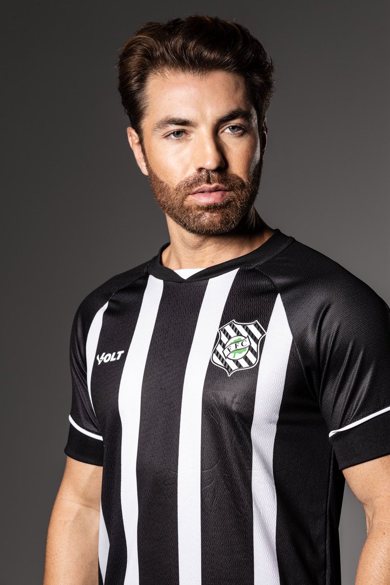 storefigueira's tweet photo. Clássica, confortável e cheia de tradição. A Camisa Jogo 1 do Figueirense é ideal para qualquer momento. ⚫⚪🌪️

Neste Natal, escolha um presente que carrega paixão. 🎄🎁

⚡️ Disponível nas lojas físicas e em https://t.co/tijgy86AKn.

🏷️ de R$279,99 por R$200,00 https://t.co/9SyIeQ62Ek