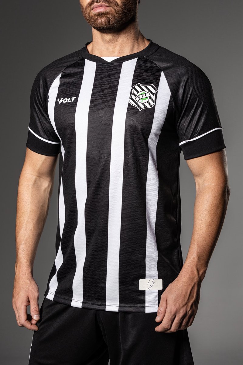 storefigueira's tweet photo. Clássica, confortável e cheia de tradição. A Camisa Jogo 1 do Figueirense é ideal para qualquer momento. ⚫⚪🌪️

Neste Natal, escolha um presente que carrega paixão. 🎄🎁

⚡️ Disponível nas lojas físicas e em https://t.co/tijgy86AKn.

🏷️ de R$279,99 por R$200,00 https://t.co/9SyIeQ62Ek