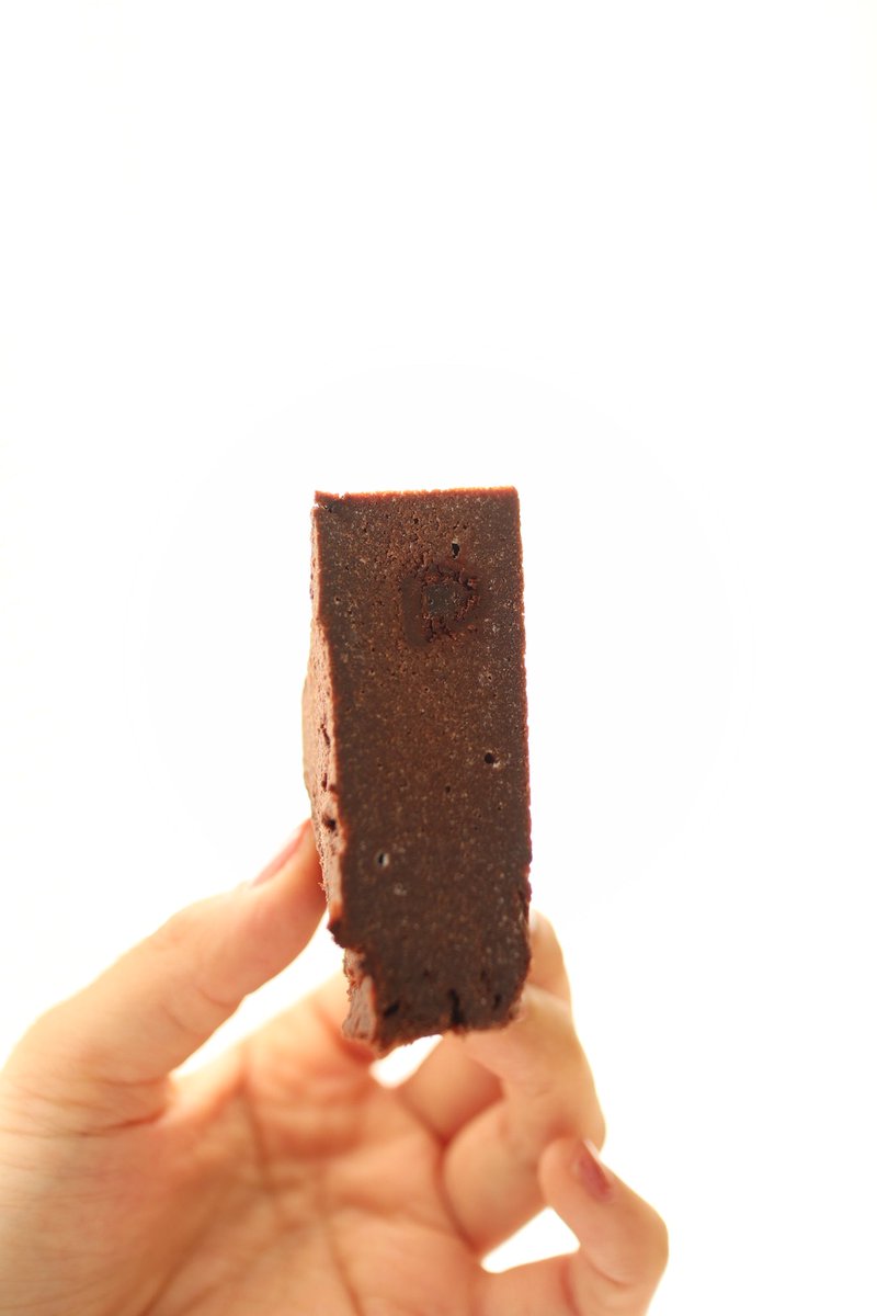 mami_vegee's tweet photo. わたしの定番、
お豆腐入りの濃厚チョコレートケーキ✩︎⡱
前回はてんさい糖を入れ忘れ、、🤭
でもチョコチップを混ぜて焼いていたので
ビターで美味しかったです♪

#ヴィーガン #グルテンフリー https://t.co/4TA5Ijqakc