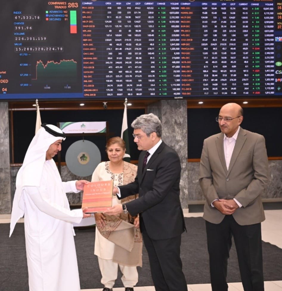 سعادة سالم محمد الزعابي، سفير الدولة في جمهورية باكستان الإسلامية وخلال زيارته لإقليم السند، يلتقي سعادة الدكتورة شمشاد أختر رئيسة بورصة باكستان وسعادة فاروق سبزواري، الرئيس التنفيذي لبورصة باكستان، حيث شارك سعادتة في إفتتاح جلسات سوق الأسهم و بحث مع مسؤولي البورصة سبل تعزيز