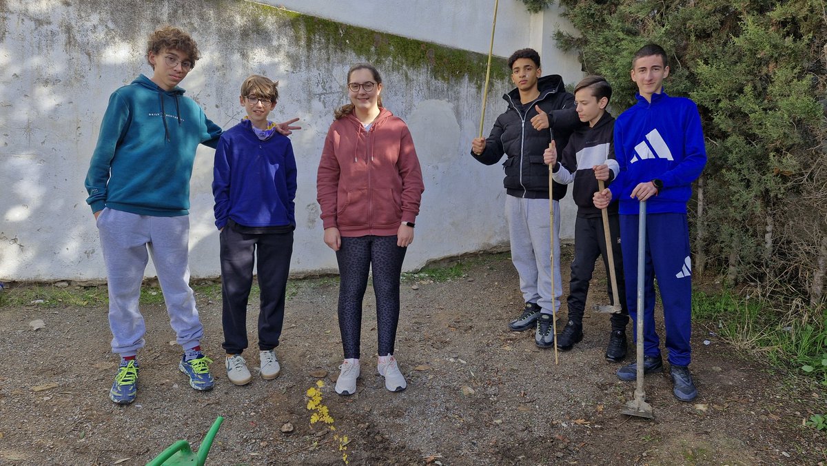 Alumnado de 2° ESO participa en la plantación de árboles y arbustos autóctonos en las zonas exteriores del <a href="/iesalbayzin/">IES Albayzín</a>, con voluntarios de la Asociación Árboles contra el cambio climático de Granada, <a href="/AAlbayzin/">AVV ALBAYZIN</a> y promovido por la Junta Municipal de Distrito Albaicín de <a href="/aytogr/">Granada Ciudad</a>