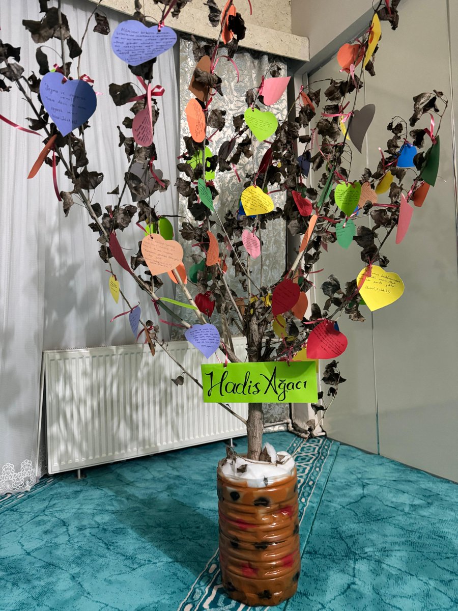 📍HÜMA HATUN YURDU

Manevi danışman Berna Davutoğlu ve geri dönüşüm tasarım eğiticimiz Memnune Kebabcı iş birliğiyle; Doğumunun 1500. Yılında Alemlere Rahmet Hz. Muhammed etkinlikleri kapsamında, geri dönüşüm malzemeleriyle Hadis Ağacı tasarlandı.