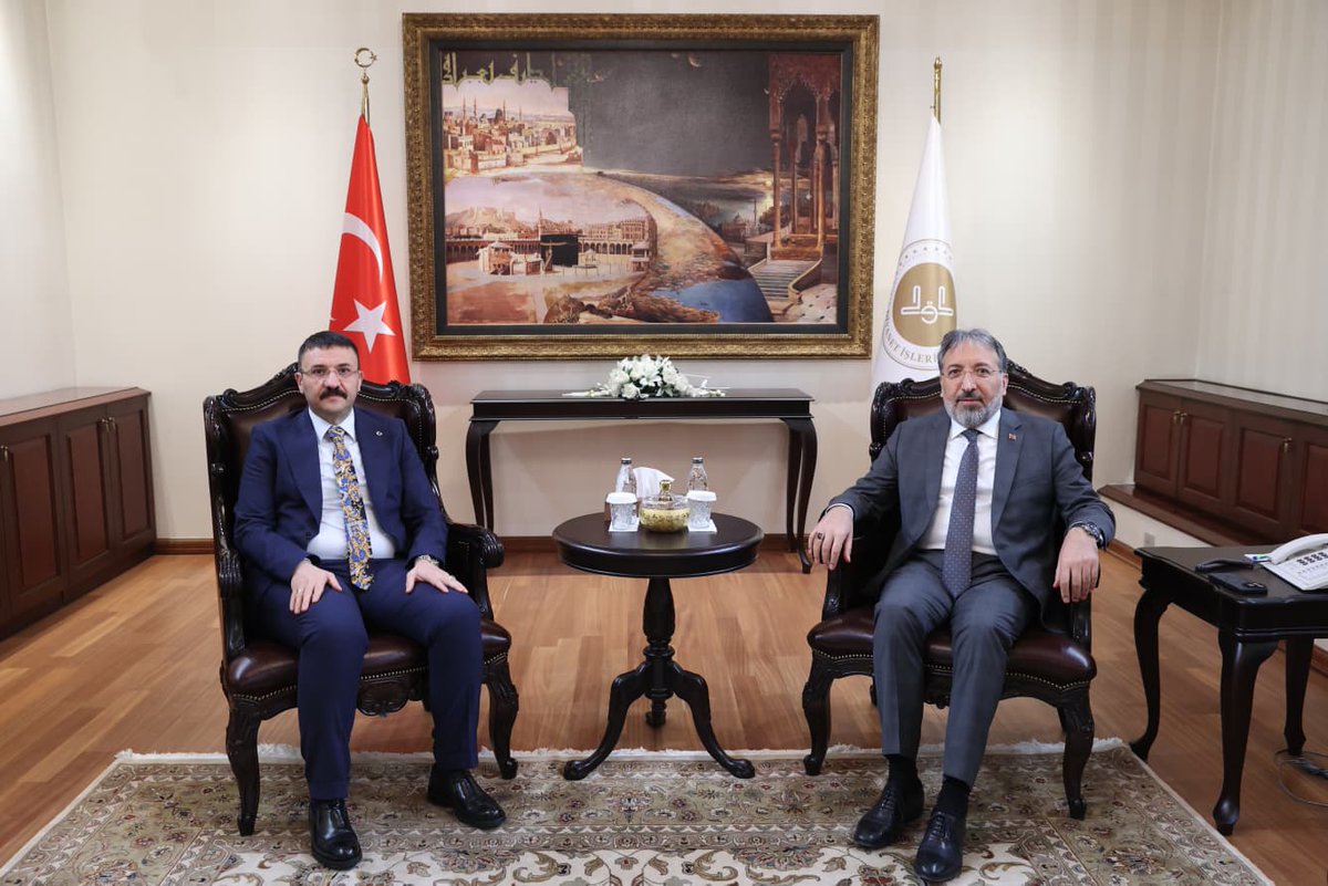 Sılehi Aşireti Liderimiz Sayın Mehmet Alayı ATLI, Diyanet İşleri Başkanı Sayın Prof.Dr. Safi ARPAGUŞ beye
makamında hayırlı olsun ziyaretinde bulundular. Hafızası geniş, idraki keskin ve güçlü ilmi bilgiye sahip, Kıymetli Başkanımıza Aşiret Liderimize göstermiş oldukları yakın