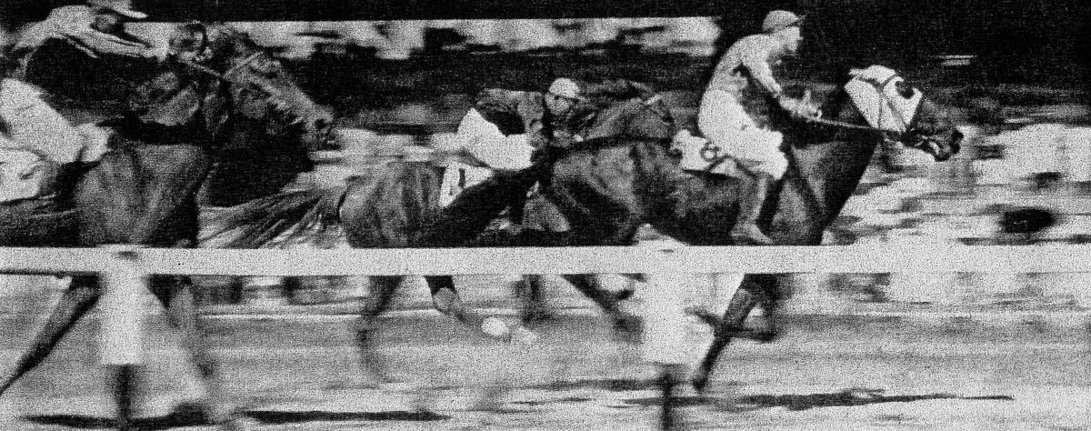 フレーム入り昭和の競馬の貴重な写真 昭和30年頃の紀三井寺競馬でのレースの写真 こちらも今より鐙が長い