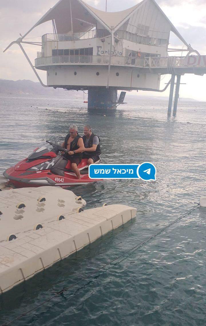 302 נרצחים.
441 הרוגים בתאונות דרכים. 

והוא הולך לטייל באילת ולחייך למצלמה. 

חנוכה שמח בית ישראל.