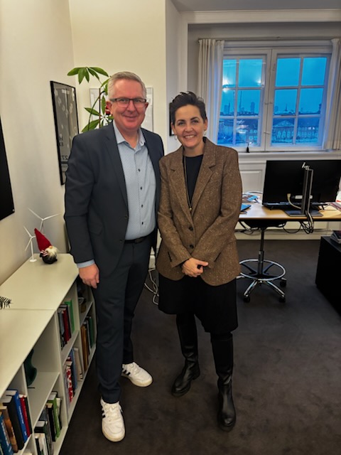 Tak til Pia Olsen Dyhr for et godt møde og en snak om retten til tidlig pension, mere fleksibilitet i arbejdslivet og behovet for flere elektrikere til den grønne omstilling, som vi bl.a. får ved at skabe mere inklusion og diversitet i elbranchen. Vi fortsætter dialogen🤝
#dkpol