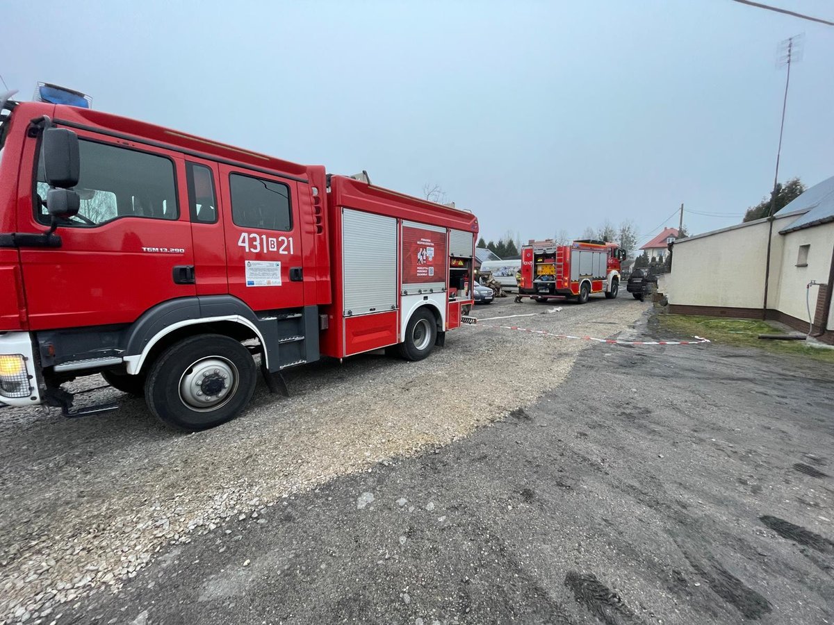 Wybuch gazu z samochodowej instalacji gazowej w budynku warsztatowym w m. Dubiny. Trzy osoby poszkodowane, zabrane przez ZRM do szpitala. Działania trwają. Na miejscu:
🚒🚒🚒🚒 JRG Hajnówka
🚒OSP Mochnate
🚒OSP Nowokornino
🚑🚑 ZRM
🚓<a href="/PolicjaHajnowka/">Policja Hajnówka</a>
⚡️Pogotowie energetyczne.