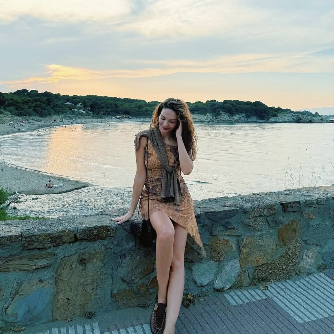 Winter ❄️🧣☕
Summer ☀️🌊🍹