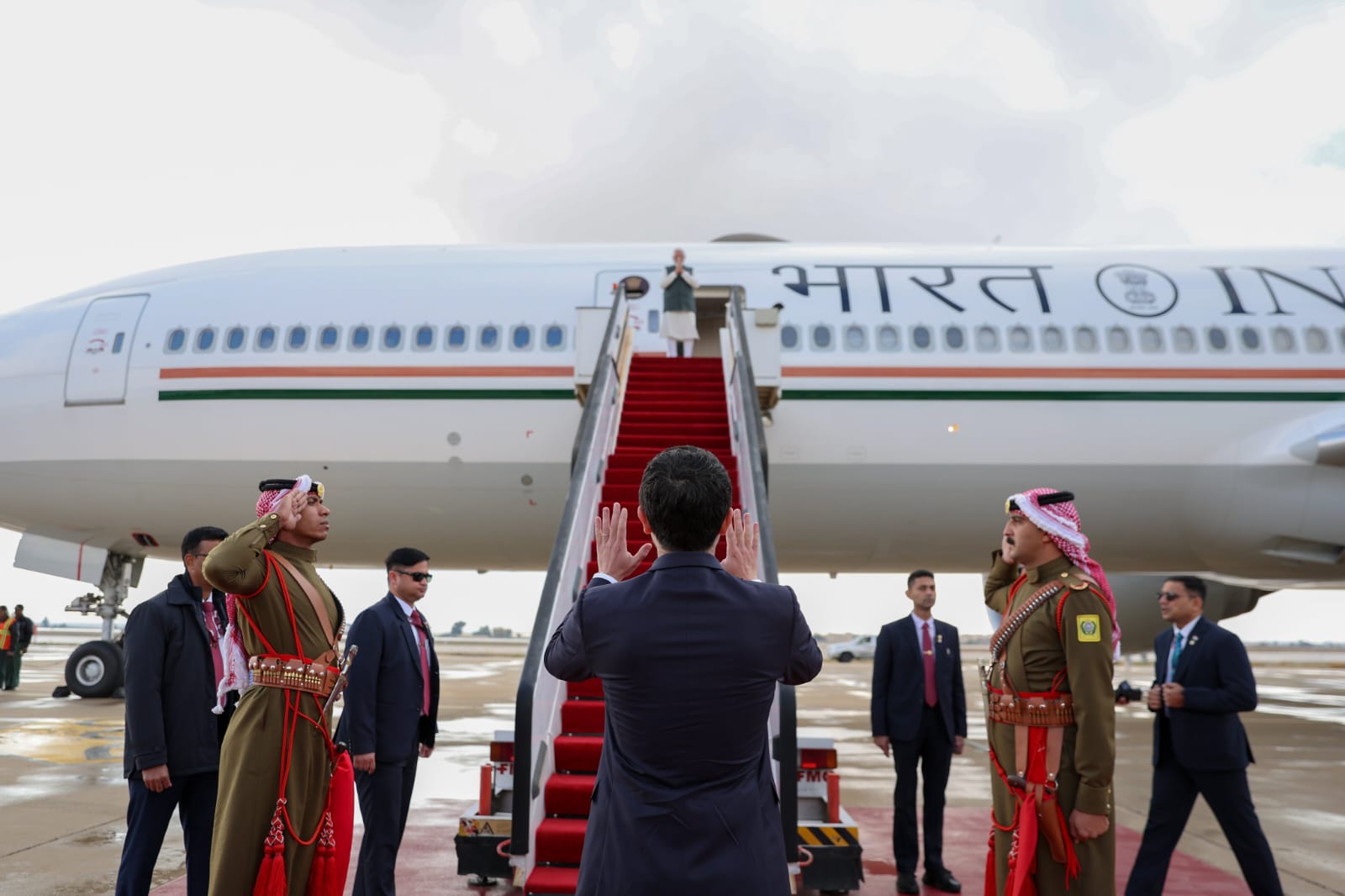 سمو الأمير الحسين بن عبدالله الثاني، ولي العهد، في وداع رئيس الوزراء الهندي ناريندرا مودي في مطار الملكة علياء الدولي لدى مغادرته المملكة #بترا 
